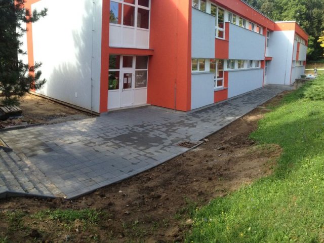 MŠ Kárníkova-zámková dlažba
